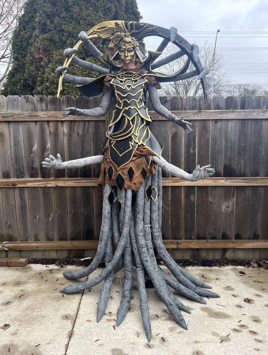 The Mother of the Halla and the youngest of the Evanuris herself; Ghilan’nain

I finally finished the biggest and most difficult cosplay I’ve ever done, and I’ve never been prouder. Thank you Dragon Age: The Veilguard for my new evil princess. Enjoy 🖤