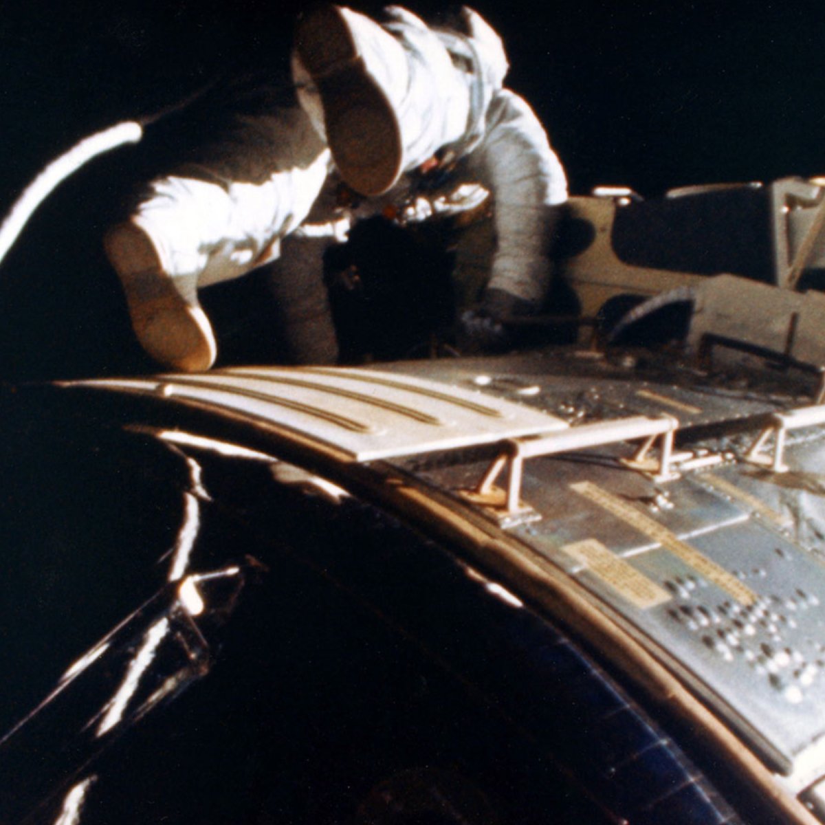 themittenstate's tweet image. 🚀✨ On this day, in 1932, astronaut Alfred M. Worden was born in Jackson, Michigan! 🌌

Worden, The Command Module Pilot for Apollo 15, made history as one of the few astronauts to orbit the Moon alone while his crewmates explored its surface.
.
.
#Michiganders #MichiganHistory