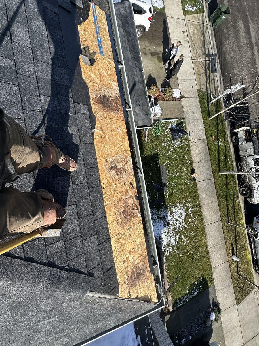 beccabrewer's tweet image. Heads up, #mainvue home owners!

Damage done to our roof from “pump jack” holes, completely due to BUILDER ERROR, but @mainvuehomes will do nothing to help. We are out over $3000 and missed leakage warranty by 4 months on a 6 year old home.