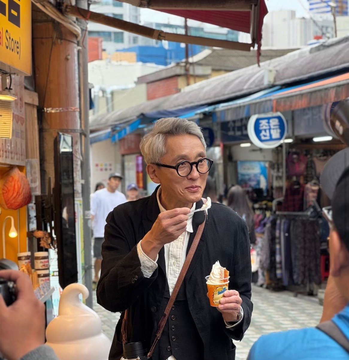 opticalw1's tweet photo. 마츠시게 유타카 의 안경은 올리버 골드스미스. 쉐퍼튼

#고독한미식가 #고독한미식가 고로상안경 #올리버골드스미스 쉐퍼튼 #OPTICALW.COM #올리버골드스미스 https://t.co/jAtAbCU9bO