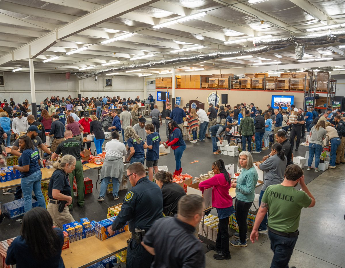 We are blown away by the support, enthusiasm and engagement show at today’s Annual Greg’s Groceries Packing Event and Awards Ceremony! 2,000 boxes of nonperishable food were packed by more than 50 volunteers and distributed across over 40 agencies. We want to say THANK YOU!