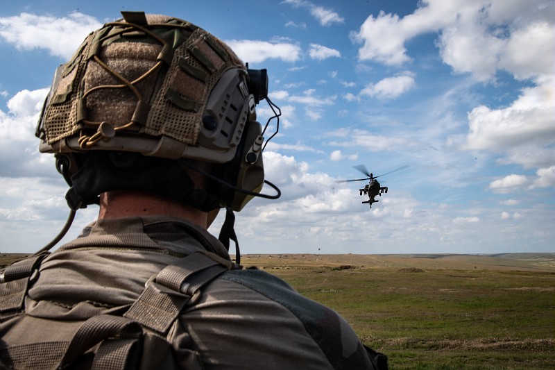 CEMAT_FR's tweet image. Aux 🇺🇸 pour renforcer les liens entre l’@armeedeterre et l’@USArmy.

Avec le général Randy A. George, riches échanges autour de notre ambition commune de développer l’interopérabilité tactique et technique entre nos deux armées de Terre.

#Warfighter #Capstone @USAenFrancais