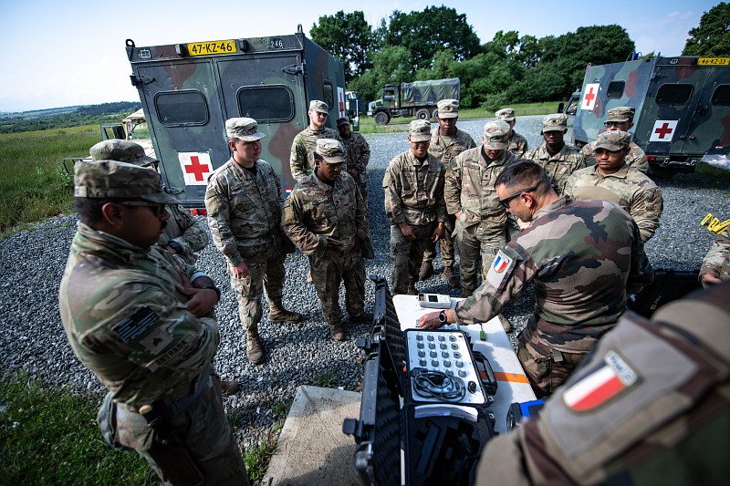 CEMAT_FR's tweet image. Aux 🇺🇸 pour renforcer les liens entre l’@armeedeterre et l’@USArmy.

Avec le général Randy A. George, riches échanges autour de notre ambition commune de développer l’interopérabilité tactique et technique entre nos deux armées de Terre.

#Warfighter #Capstone @USAenFrancais