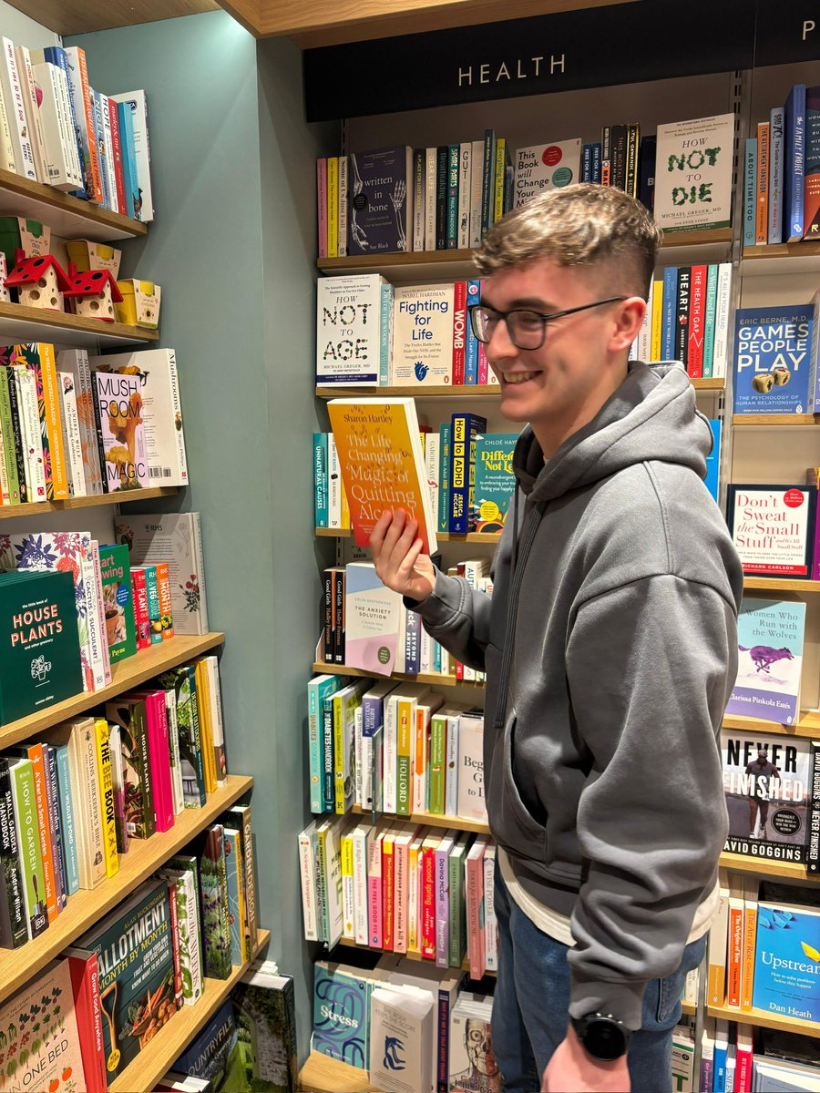 The Life-Changing Magic of Quitting Alcohol is released on <a href="/amazon/">Amazon</a> in the USA next Tuesday! 🤯

Eldest doing his bit in @waterstones 😭

@quartobooksus @quartobooksuk @hardmanswainson @alcoholfreepod 

#sobercurious #af #alcoholfree #sober #magic #newauthor #quitlit