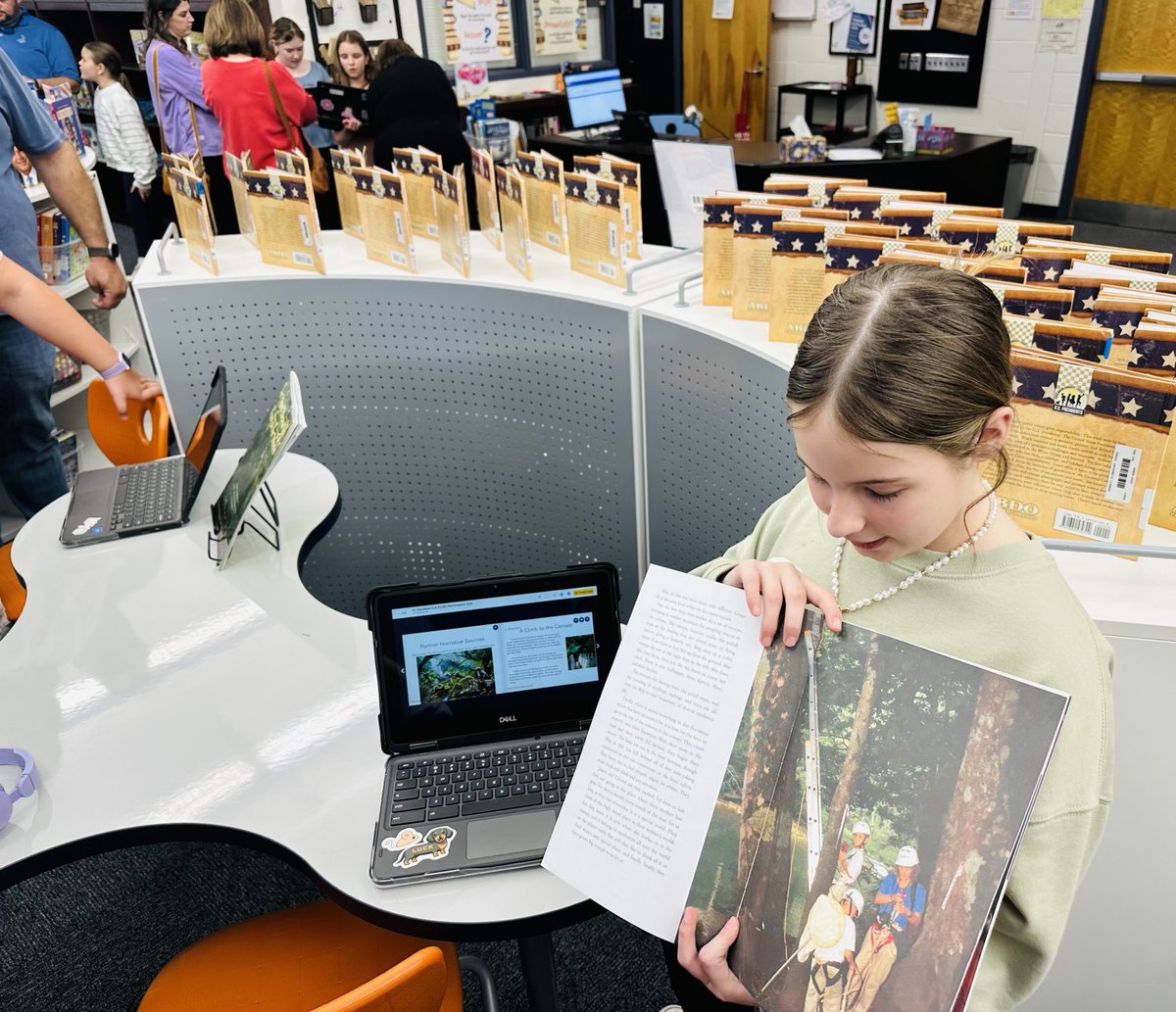 MollyUpchurch's tweet image. EL celebrations with 4/5 families! Loved seeing students utilizing Book Creator to present end of unit writing. 🙌 #CCSDigitalLearning #CCSLibrarymedia @sarahthall_ @DrCarlaNeal @DrKCBerggren @BENPanthers