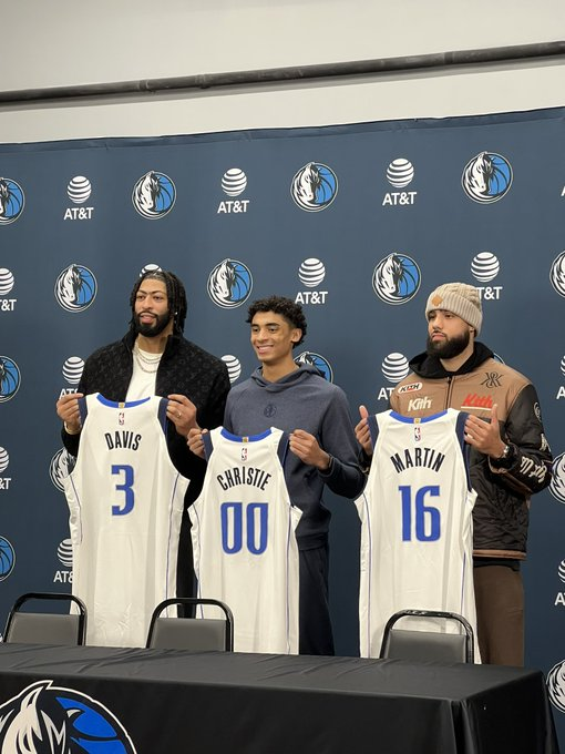 Anthony Davis, Max Christie y Caleb Martin posaron como nuevos jugadores de los Dallas Mavericks.

🎙 Vamos con un hilo con algunas de sus declaraciones.

AD: "Nunca le quitaré importancia a eso (al dolor por el trade de Luka). Quiero devolverle la vida a esta ciudad".

"Que Nico