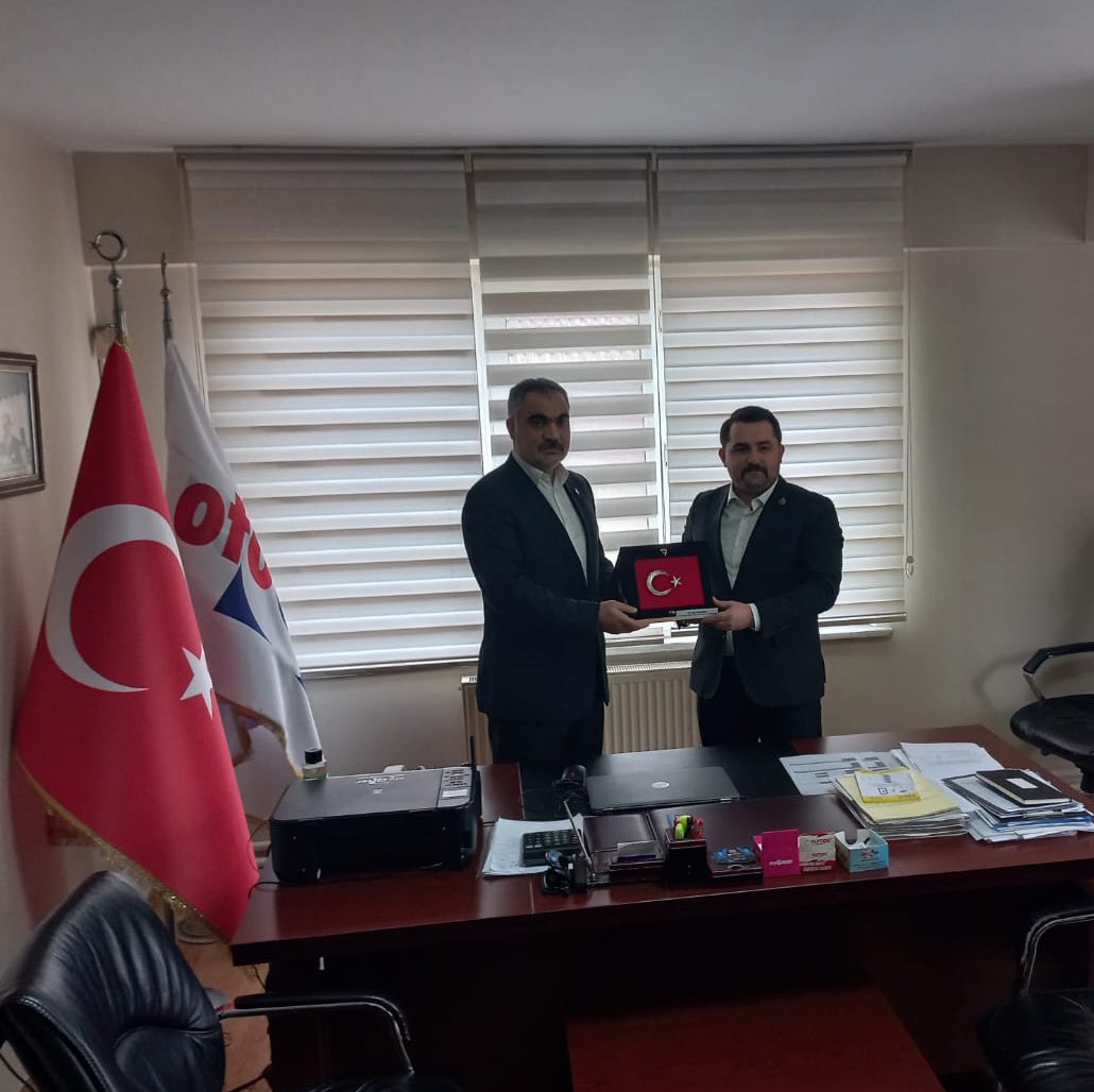 ALPEREN OCAKLARI GENEL BAŞKANI SN. ALİ CAN KOCAMAN BERABERİNDEKİ HEYETİ İLE OTOCENTER GALERİCİLER SİTEMİZE NAZİK BİR ZİYARET GERÇEKLEŞTİRDİLER.
  
  SN. KOCAMAN OTOCENTER YÖNETİM BİNAMIZDA YÖNETİM KURULUMUZU ZİYARET EDEREK, ŞANLI BAYRAĞIMIZIN İŞLENDİĞİ PLAKET HEDİYE ETTİLER.