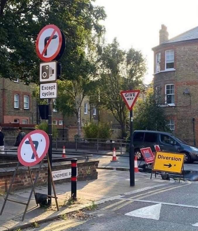 ADIADEEL24's tweet image. Fact
If you don&apos;t respond to road signs and road markings then you will fail the UK driving test.

#ReasonsUKdrivingTestFailure #UKdrivingTest