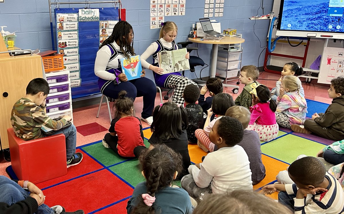 MeyerLib_SD735's tweet image. We celebrated World Read Aloud in our district by welcoming the @MCLibrary_SD735 Social Justice Club as guest readers in all our classrooms! 📚😍