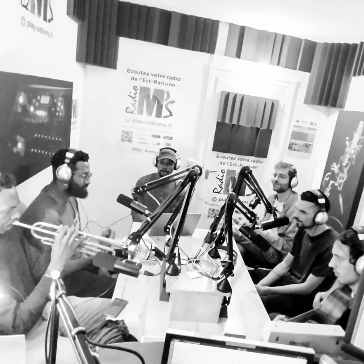 LiveVibesOnAir's tweet photo. Quelques images📸 de @LiveVibesOnAir  🎤 de ce soir avec le groupe TAPAGE 🎸🪇🎷🔥
_______
#livevibes #emissions #radio #rock #cuivre #tapage #Montreuil https://t.co/IOwTxYCIRh