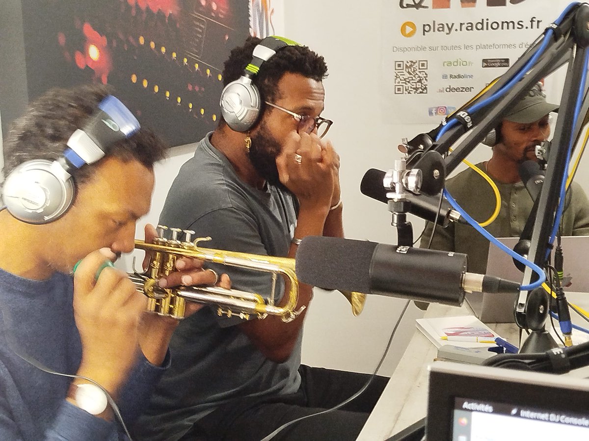 LiveVibesOnAir's tweet photo. Quelques images📸 de @LiveVibesOnAir  🎤 de ce soir avec le groupe TAPAGE 🎸🪇🎷🔥
_______
#livevibes #emissions #radio #rock #cuivre #tapage #Montreuil https://t.co/IOwTxYCIRh