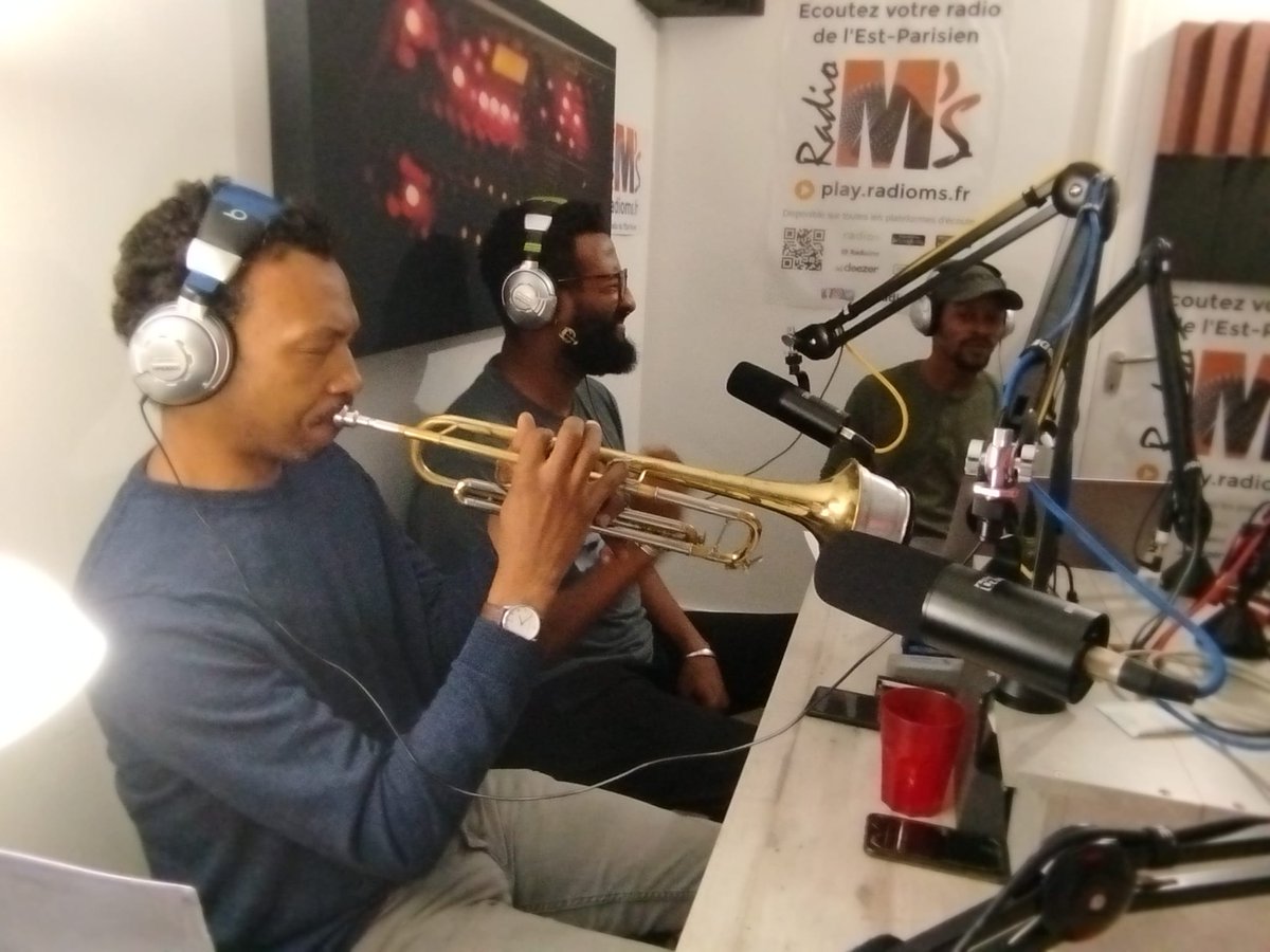 LiveVibesOnAir's tweet photo. Quelques images📸 de @LiveVibesOnAir  🎤 de ce soir avec le groupe TAPAGE 🎸🪇🎷🔥
_______
#livevibes #emissions #radio #rock #cuivre #tapage #Montreuil https://t.co/IOwTxYCIRh