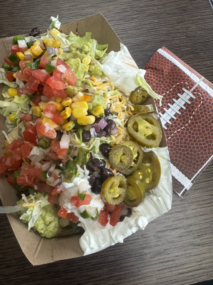 I’m reading to first grade to eating nachos at lunch! <a href="/NancyYoungPride/">Nancy Young</a> is the BEST in <a href="/ipsd204/">Indian Prairie 204</a>!