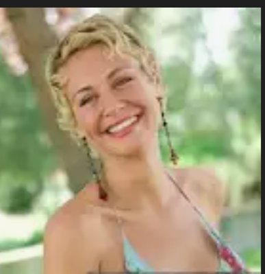 Después del grave accidente de tráfico que sufrió en 2008 @Estherarroyo  enfrento un largo proceso de recuperación con secuelas físicas que afectaron su vida y carrera pero siempre ha mostrado una actitud positiva y una sonrisa que refleja su espíritu luchador.
#DeViernes