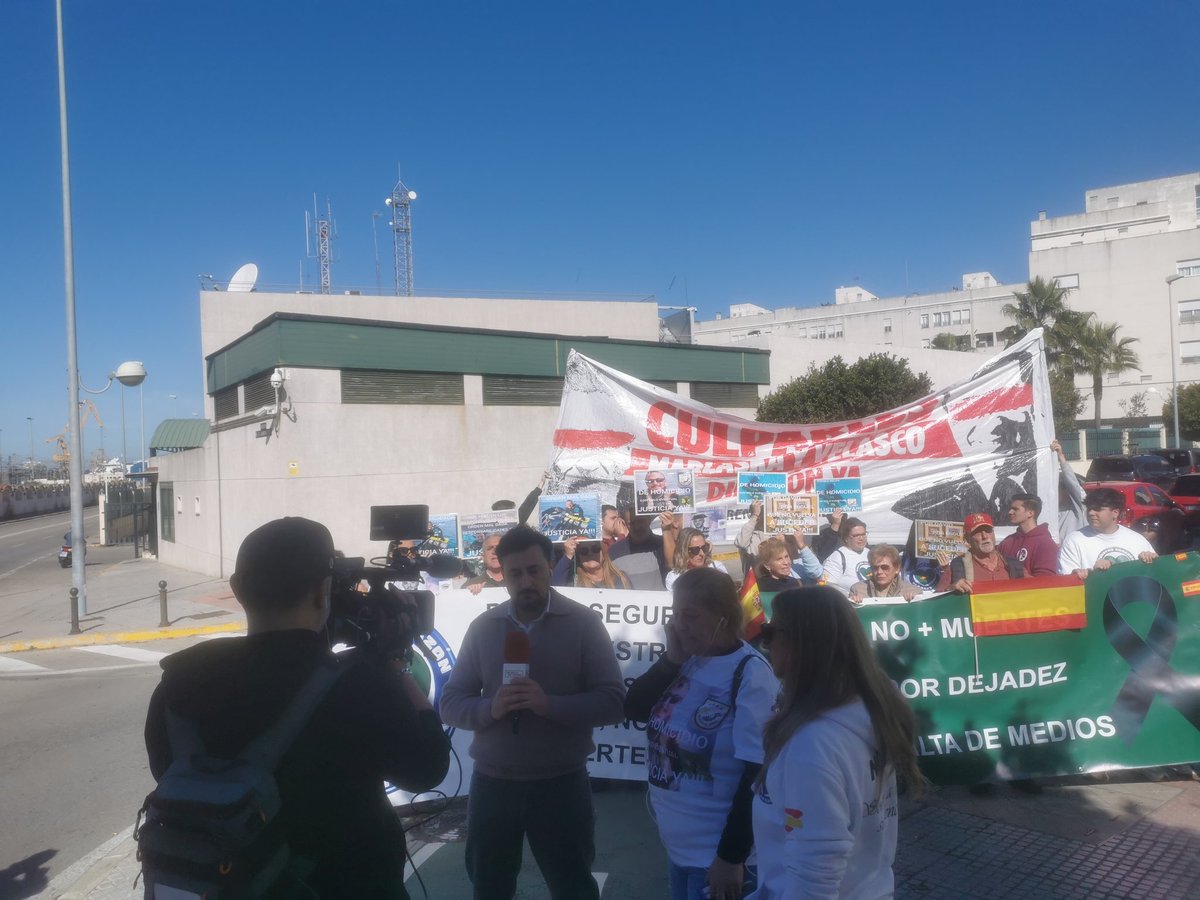 Esta mañana en la Comandancia <a href="/guardiacivil/">Guardia Civil</a> Cádiz, nos hemos concentrado en memoria de Miguel Ángel y David y en contra de los que con sus decisiones los llevaron a la muerte aquel fatídico 9 de febrero de 2024
Gracias a <a href="/corazonbandera/">Nuestro Corazon por Bandera</a> por convocarnos
<a href="/_IGC_/">IGC NACIONAL</a>
#ProfesionDeRiesgoYa