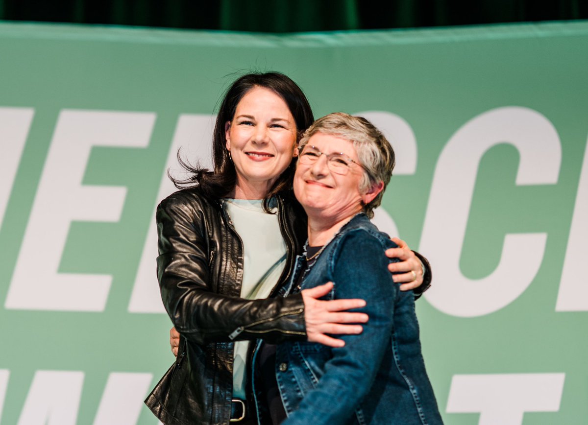 Annalena Baerbock (@al_baerbock) on Twitter photo ZUSAMMEN
Für eine starke und wehrhafte Demokratie.
Ein weltoffenes Land.
Ein sicheres Europa.
<a href="/BriHasselmann/">Britta Haßelmann</a>
@DieGruenen ZUSAMMEN
Für eine starke und wehrhafte Demokratie.
Ein weltoffenes Land.
Ein sicheres Europa.
<a href="/BriHasselmann/">Britta Haßelmann</a>
@DieGruenen