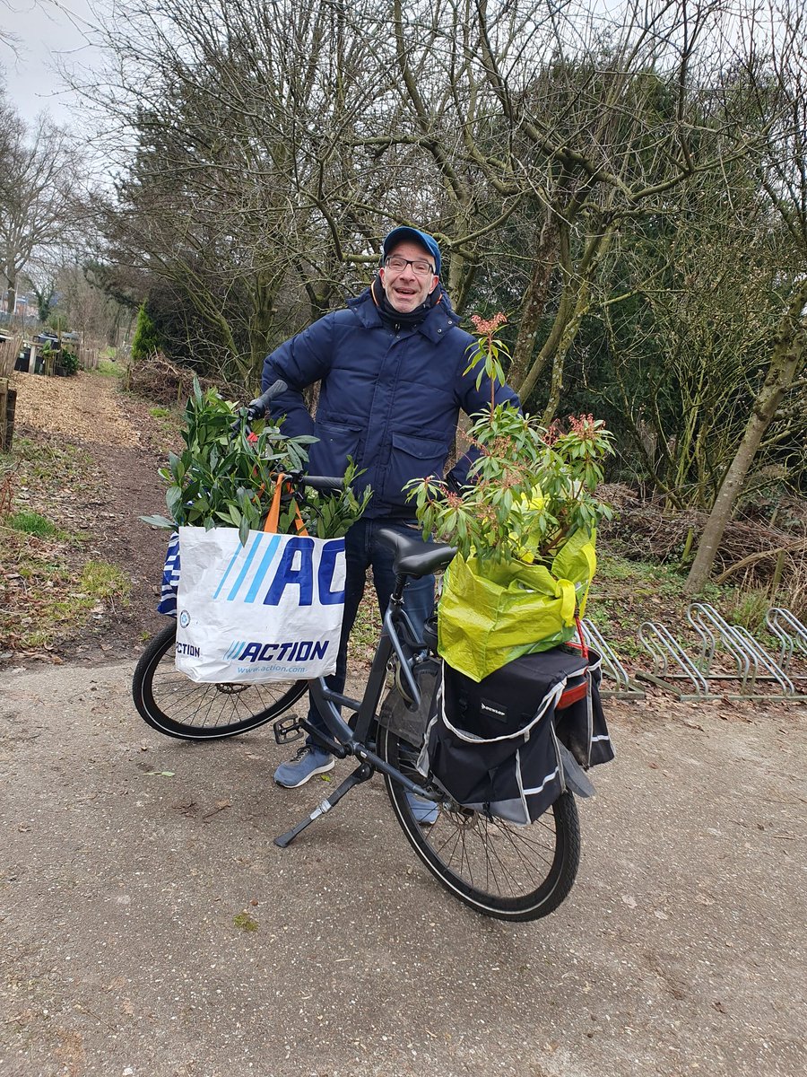 KarinPadmos's tweet photo. Vandaag effe tussendoor. Onze vaste #groennoord #weesplanten adoptant, happyboy heeft weer 13 struikjes geadopteerd voor in zijn #zelfbeheergroen vak in het #Centrum van Rotterdam.
Samen maken wij #Ritterdam weer een stukje groener. #gratisgroen. https://t.co/st3BoZ2De1