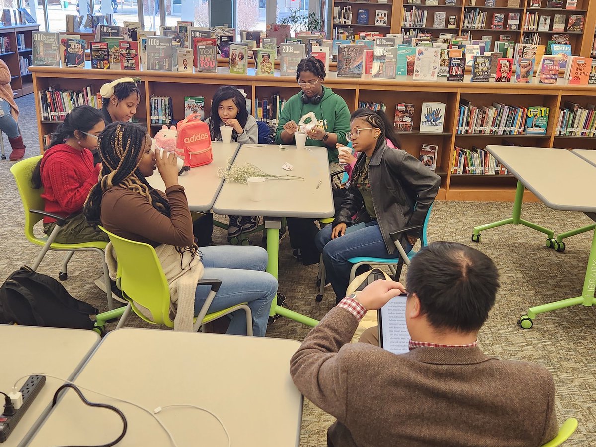 hhs_prncpl's tweet image. Thanks to everyone that joined us for Cocoa and Culture this week! #bhm @HenricoHighSch 💚💛