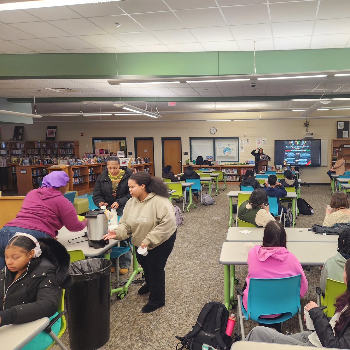 hhs_prncpl's tweet image. Thanks to everyone that joined us for Cocoa and Culture this week! #bhm @HenricoHighSch 💚💛