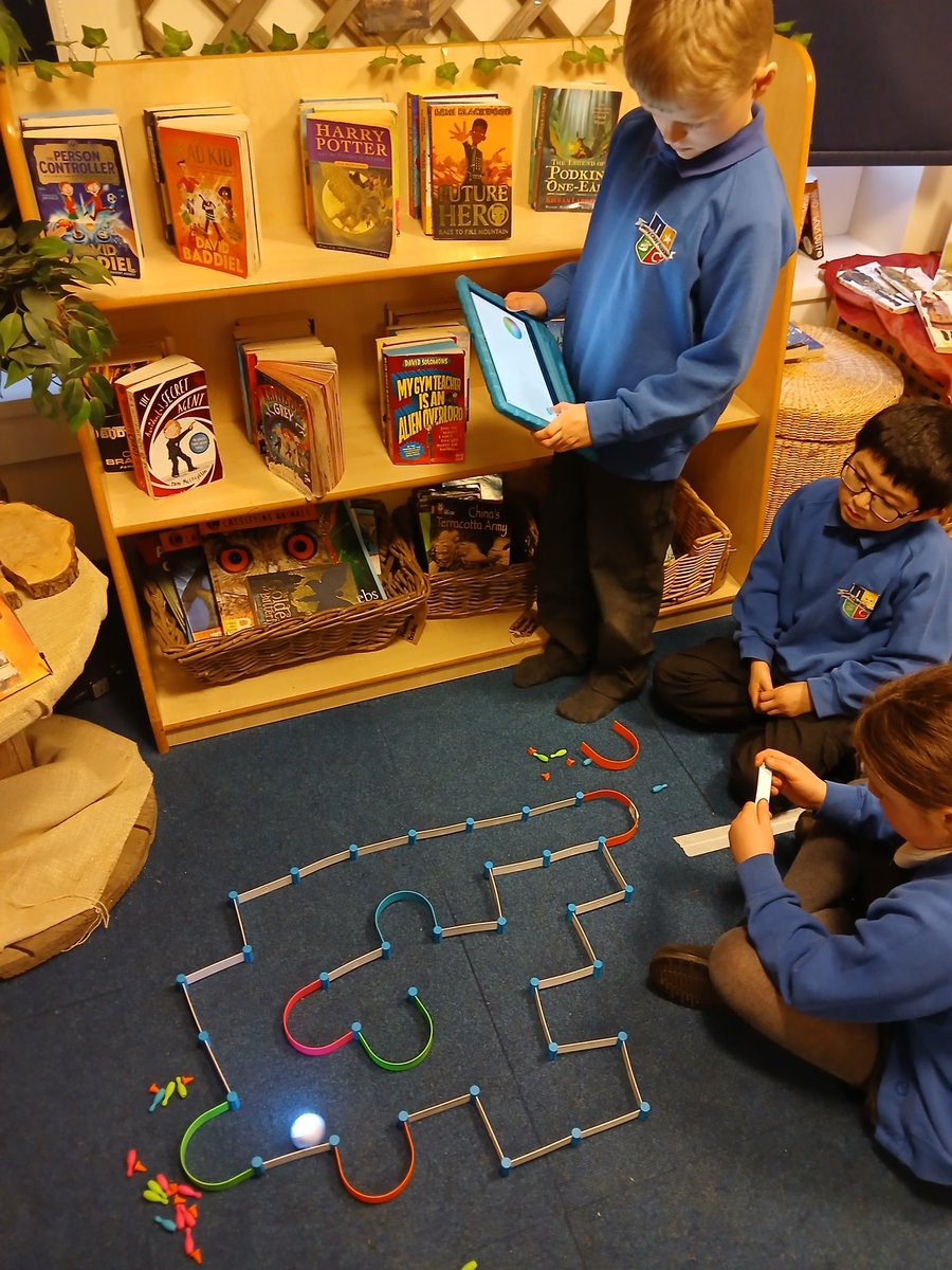 IzwizRobotics's tweet image. Teamwork @JCAWakefield ... Our sessions allow children to work together to solve different problems. Children develop their social communication skills whilst working in pairs, sharing ideas and helping one another. We are developing so much more than lego builders. 👏👍🤖💜