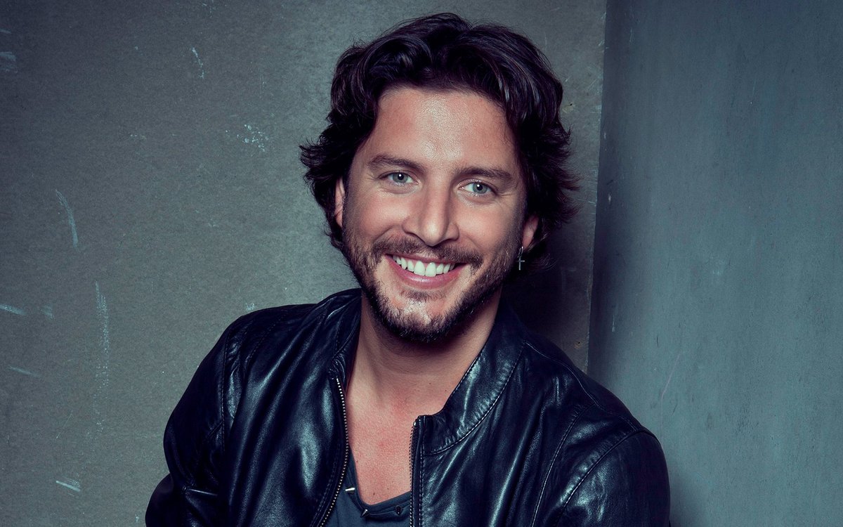 ¿A CUÁL DE ESTOS DOS ARTISTAS DIRÍAS QUE SÍ PARA UN CONCIERTO PRIVADO EN TU SALÓN? 🤔

🔄 Pablo Alborán 
❤️ Manuel Carrasco