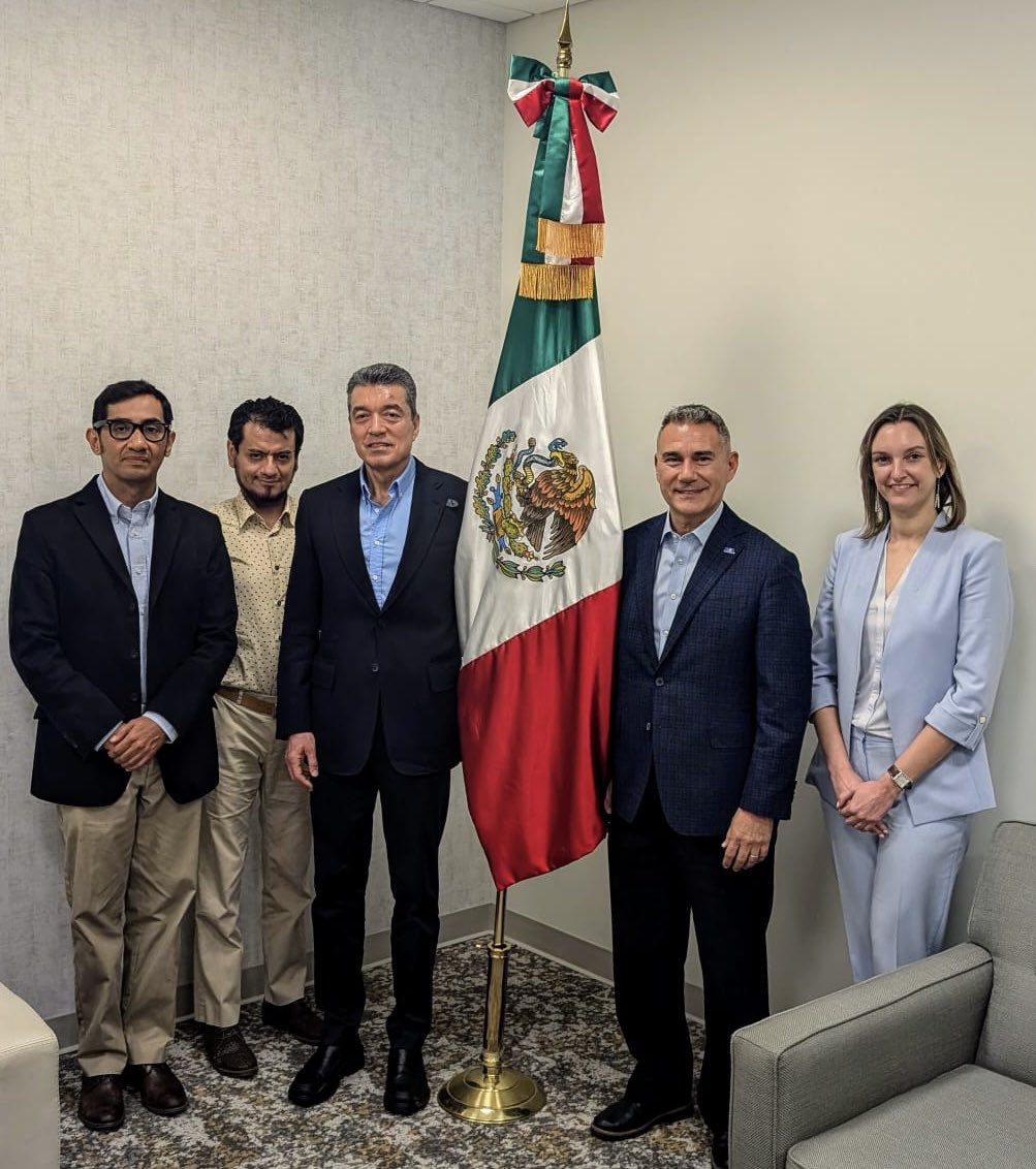 ConsulMexMia's tweet image. Hoy en el @ConsulMexMia recibimos al Director Comercial y de Desarrollo de Servicios Aéreos del Departamento de Aviación @MiamiDadeCounty, Emir Pineda, para impulsar la conectividad entre @iflymia y cada vez más destinos en México. 
#MéxicoGlobal #DiplomaciaComercialMX