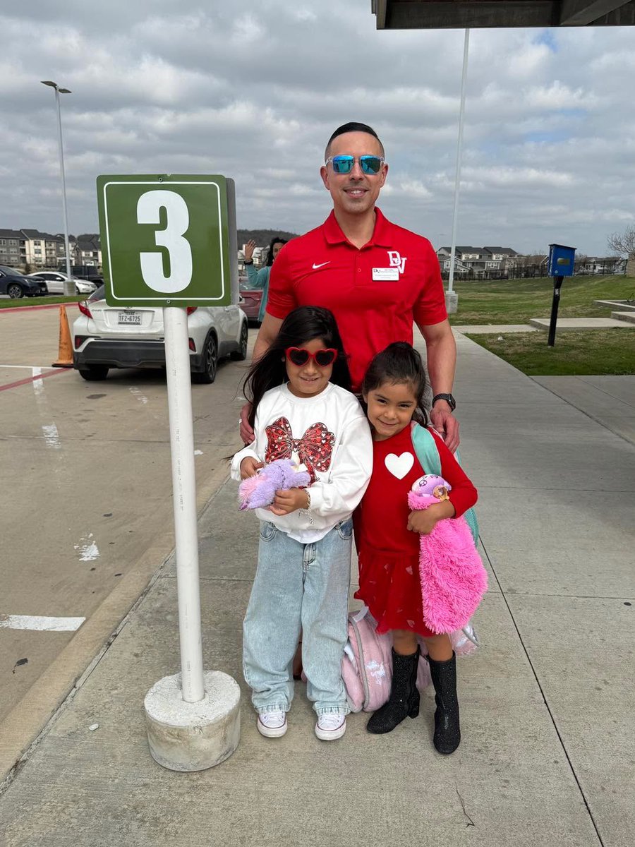 I had a great time helping with car duty at Collins Elementary today! It was the perfect way to wrap up the week, chatting with students and sending them off with well wishes for the weekend! #DelValleFamily