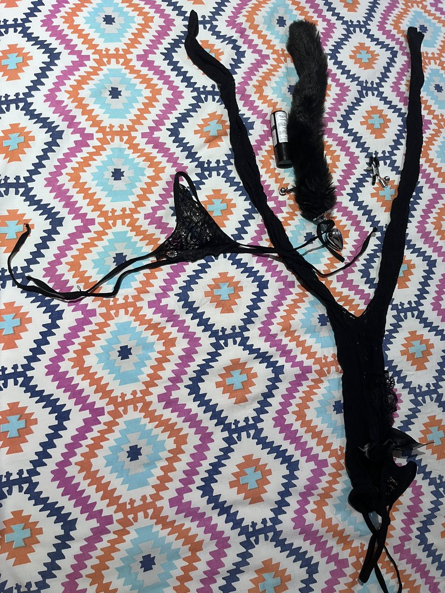 Y si el mejor esposo del mundo te dice: “ponte lo que te dejé en la otra habitación”, pues lo complaces muy sexualmente!!! 😈💋