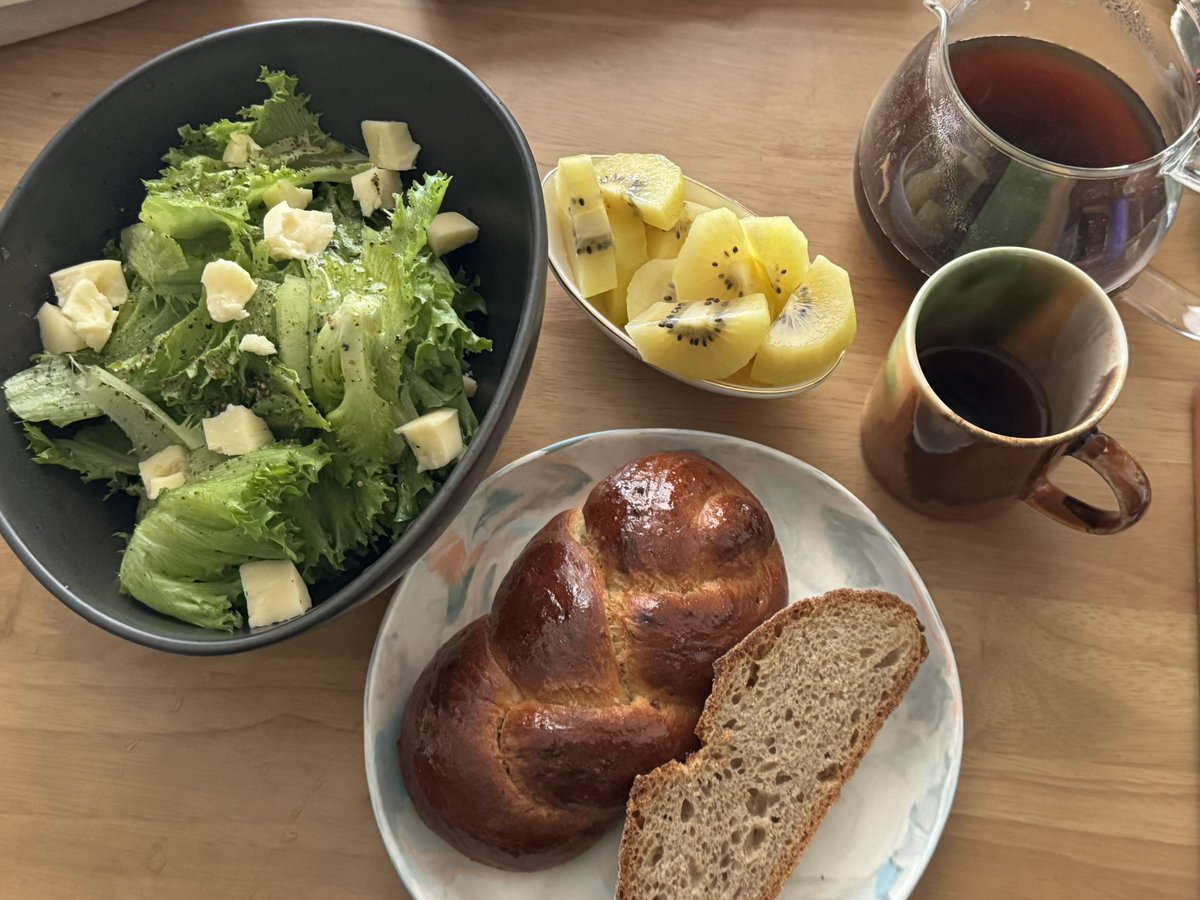 골드키위 까면서 한조각 먹어보고 크게 감동
오늘이 마지막이라는 초코진저브리오슈로 향하는 여정을 시작.