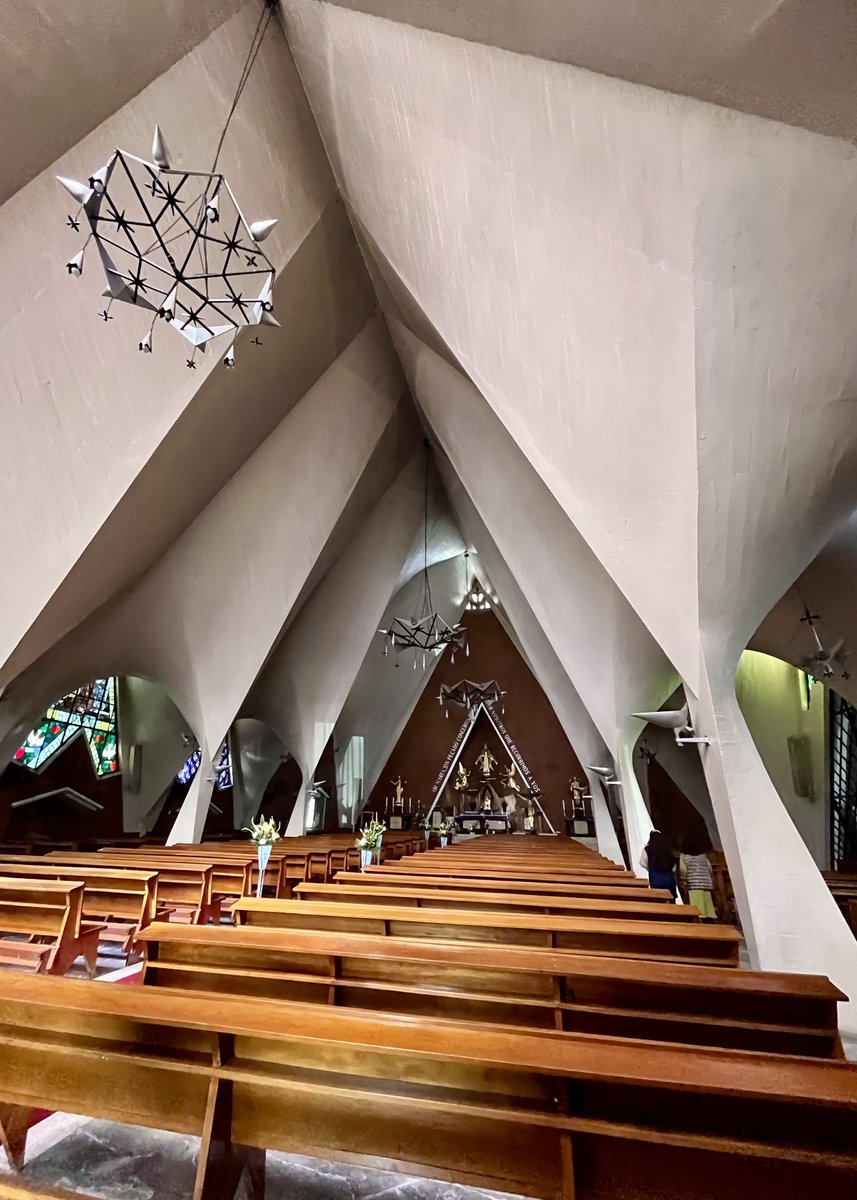 El interior de la Parroquia de la Medalla Milagrosa obra de Félix Candela (1953-1955) en la colonia Vértiz Narvarte de la Ciudad de México.

¿A qué estación del metro les recuerda?