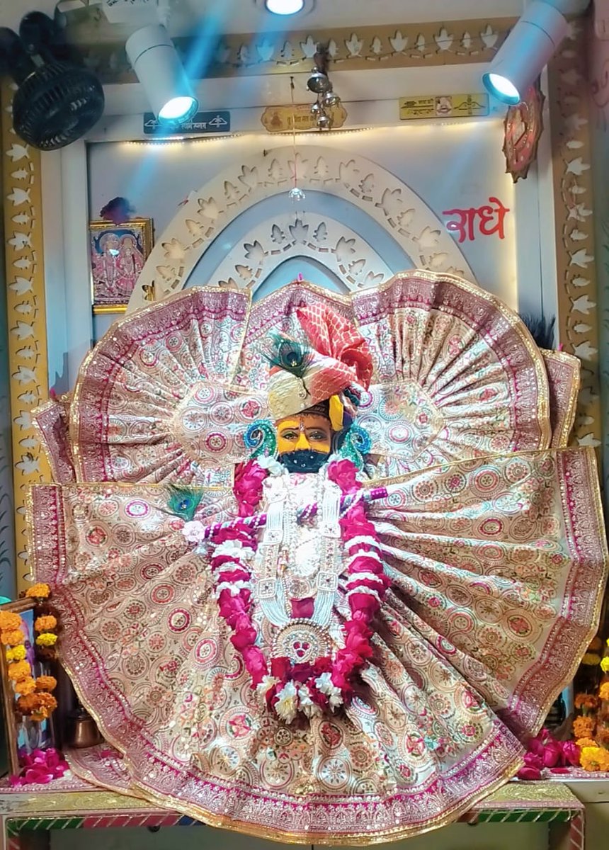 थारो नाम लेता ही, लागे है जु म्हाने, 
कि थे हो सामने🌼🌼
कितनो ही बड़ो हो काम, थारो नाम कर देवै, 
छोटो सो काम नै🌼🌼
#जय_श्री_श्याम 🙏🙏
#सुप्रभात_वंदन 🌿🍁🍁🌿
