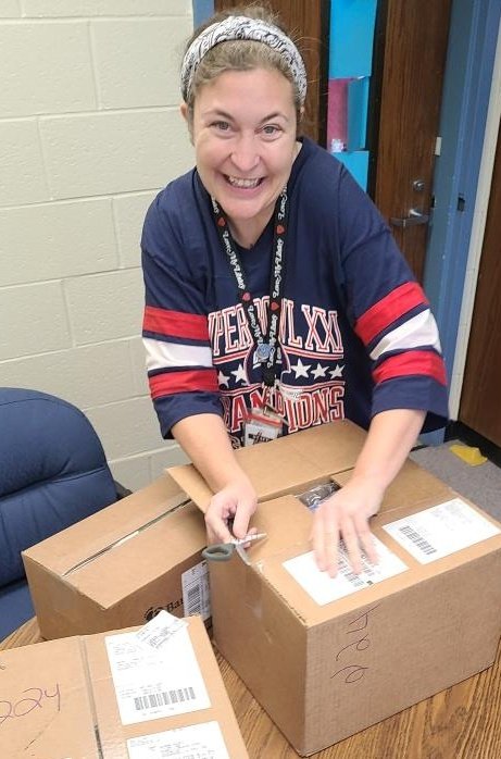 MrsAkauola's tweet photo. Unboxing our @FirstBook &amp; @pizzahut  Book Wish delivery🤩 This generous grant has expanded upon &amp; supported @MissBrooten  &amp; @litcoachmusings literacy initiatives @BedwellSchool Thank you!! 🫶🏽🙌🏽 https://t.co/SRbnH9tt9n