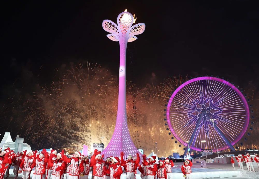 siqin1997's tweet photo. ❄️Featuring an extensive display of local culture and a high-tech visual feast, a spectacular gala show captured the imagination of the continent on Friday night, as President Xi Jinping declared the 9th Asian Winter Games in #Harbin open. #AsianWinterGames #OpeningCeremony https://t.co/UvLSrp5Wd6