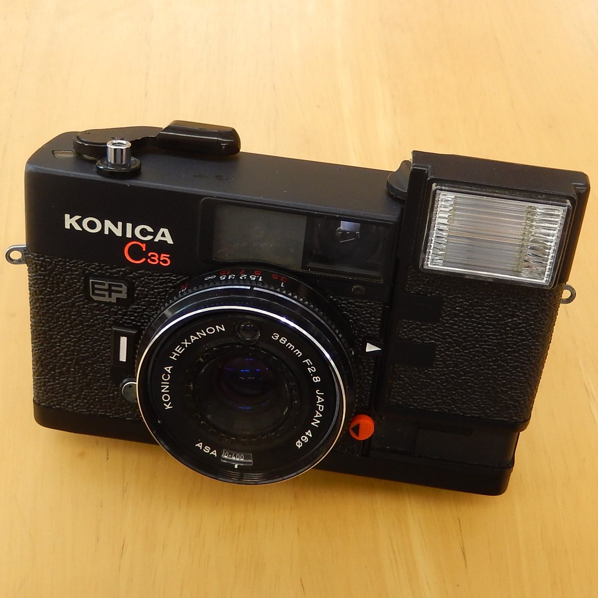 champcamera's tweet photo. 中古 #KONICA #C35_EF(#オーバーホール済) ¥23,000 By #みすずが丘(#あざみ野)
1974年に発売された世界初ストロボ内蔵型フィルムコンパクト。
#HEXANON 38mmF2.8レンズのシャープな写りを手軽に楽しめる安心の整備済カメラです。
#フィルムカメラ #コニカ
https://t.co/d7vC5uUSjK https://t.co/VCFCdg1GoH