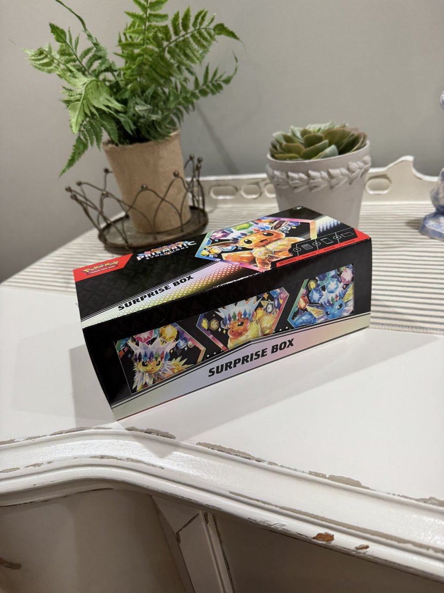 FennecFox2012's tweet photo. Family fun night! Got a prismatic evolution surprise box today! 🎉 

#prismaticevolution #PokemonTCG https://t.co/G3lZLtwgoI