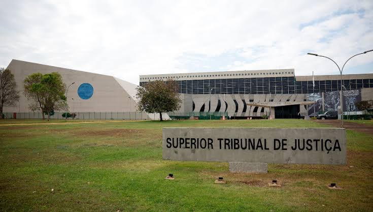 dialogosjur's tweet image. ⚖️ STJ decide que o tempo de prisão provisória deve ser contado para indulto natalino e comutação de pena. O entendimento reforça o caráter ressocializador da pena e pacifica a jurisprudência sobre o tema. #DireitoPenal #ExecuçãoPenal