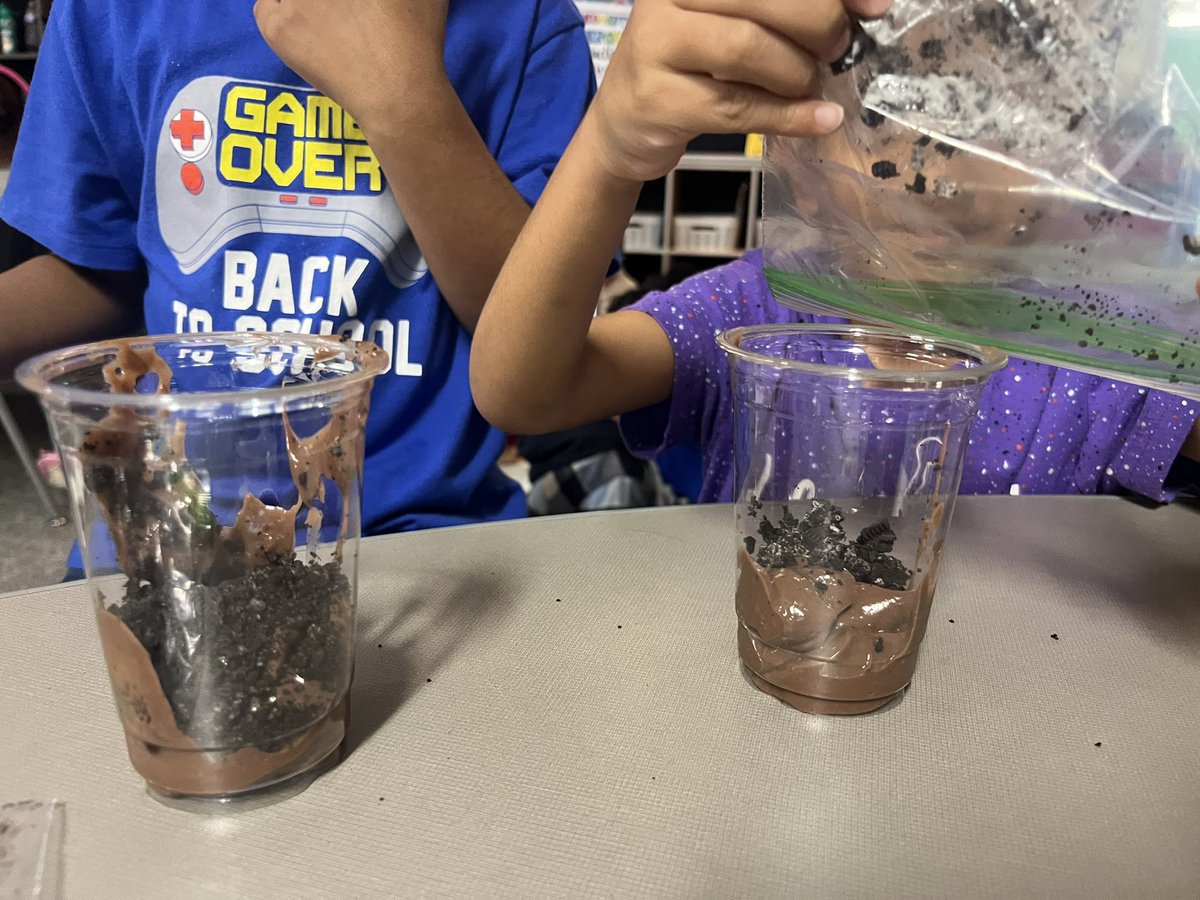 MrsRiveraKinder's tweet photo. Learning all about soil and its “ingredients.” Hands-on learning at its finest 🐛 https://t.co/UfSmsG92qN