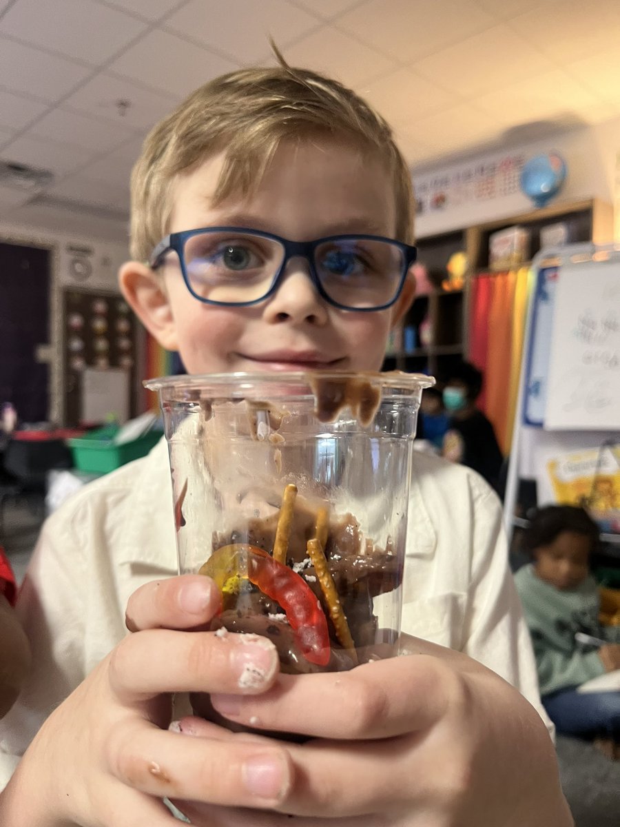 MrsRiveraKinder's tweet photo. Learning all about soil and its “ingredients.” Hands-on learning at its finest 🐛 https://t.co/UfSmsG92qN