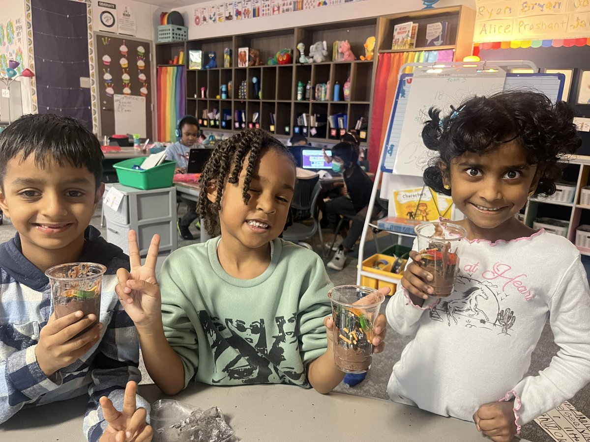 MrsRiveraKinder's tweet photo. Learning all about soil and its “ingredients.” Hands-on learning at its finest 🐛 https://t.co/UfSmsG92qN