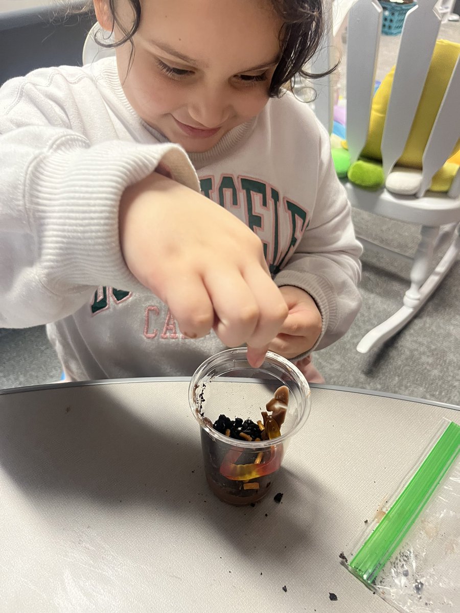 MrsRiveraKinder's tweet photo. Learning all about soil and its “ingredients.” Hands-on learning at its finest 🐛 https://t.co/UfSmsG92qN