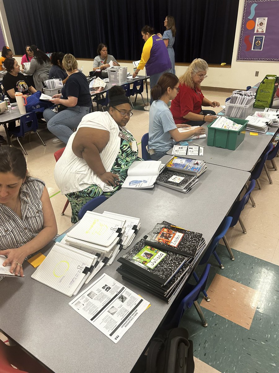 NancyHe23966577's tweet photo. Working hard on coding student journals @STAFFORD_ECC  @EISDofSA https://t.co/BifXmUDcpa