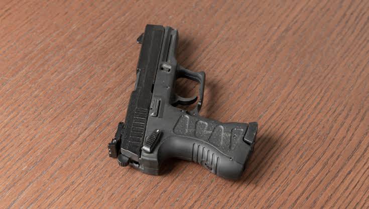 dialogosjur's tweet image. ⚖️ TRT-2 autoriza ofício à PF para localizar armas de fogo de devedores e garantir penhora em execução trabalhista. Decisão segue entendimento do STJ, desde que respeitadas as normas do Estatuto do Desarmamento. #DireitoTrabalhista #ExecuçãoPenal