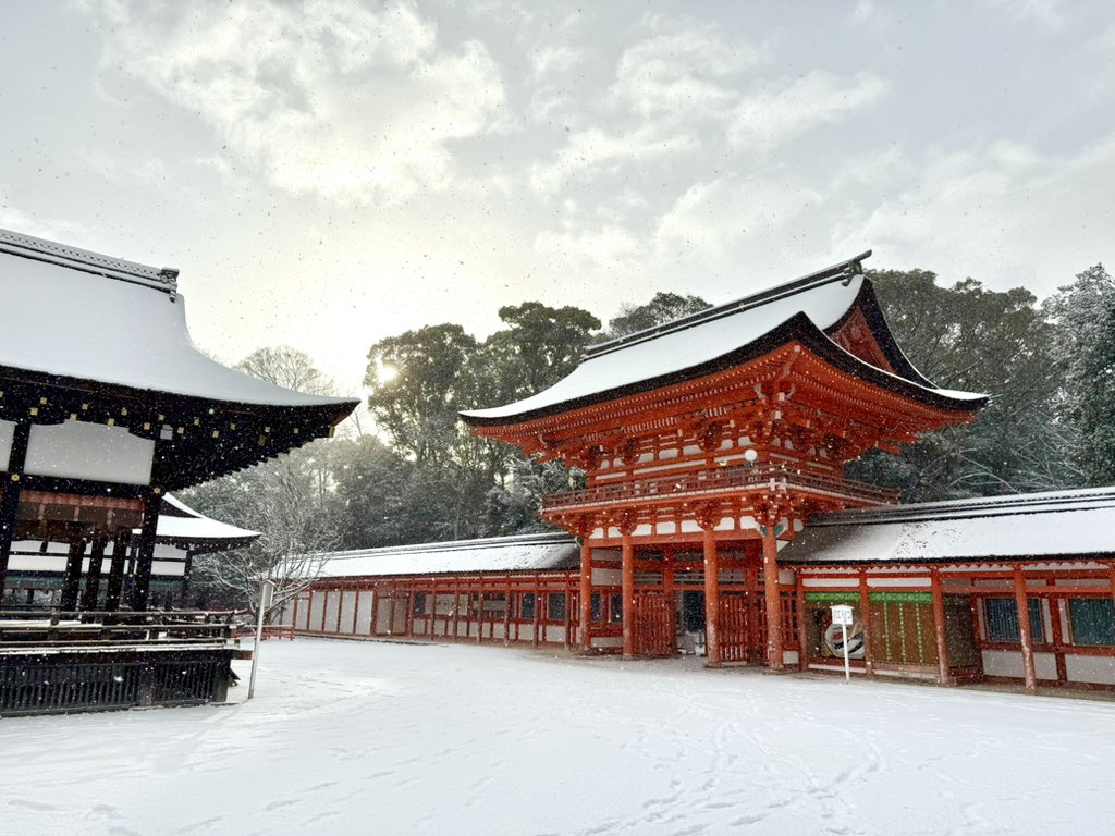 本日は積雪につき、御祈祷・御守等授与品・御朱印の受付は午後4時までとなります。ご参拝の方はご注意ください。
#下鴨神社 #賀茂御祖神社 #神社 #御守 #雪 #京都 #積雪