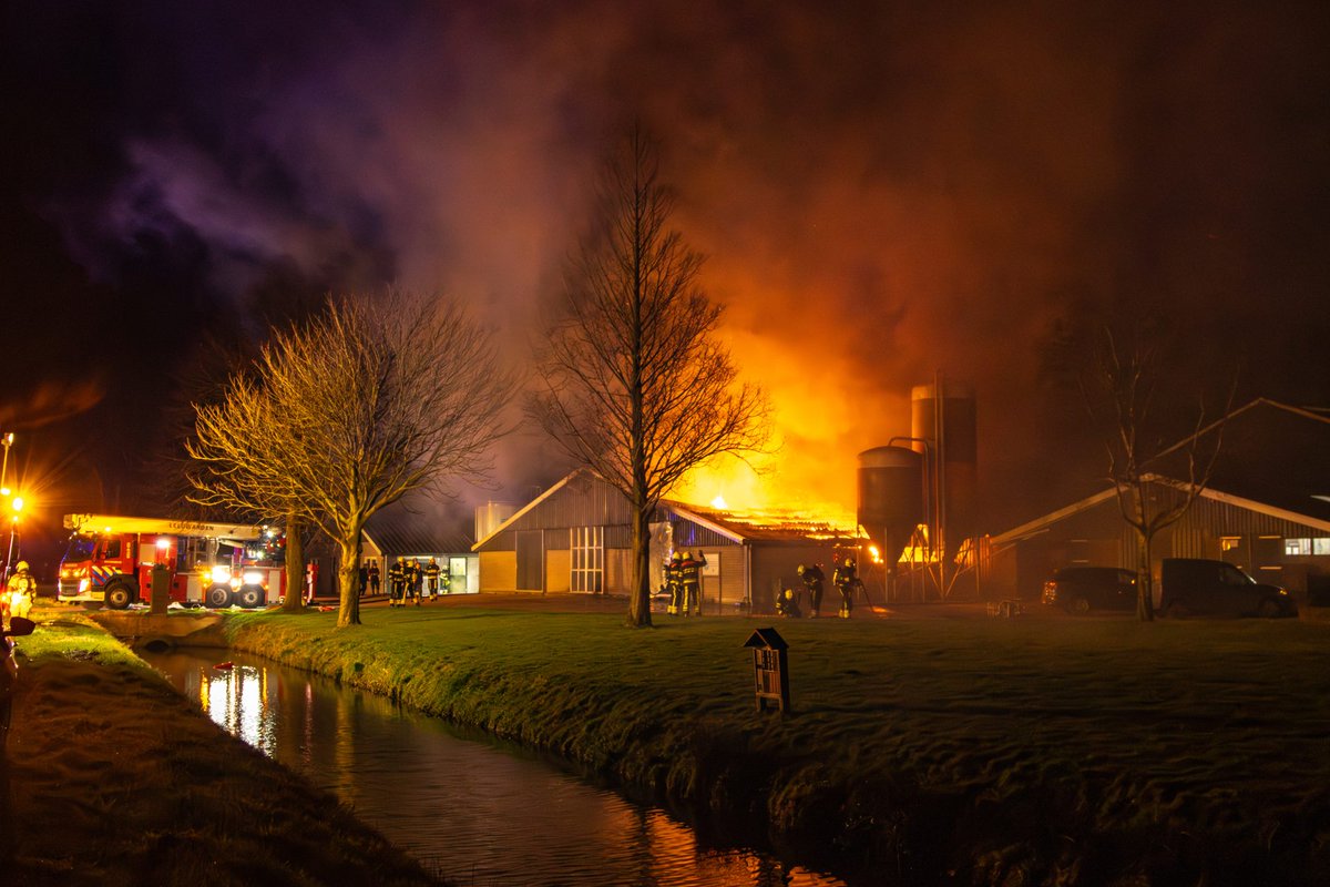 Grote uitslaande brand in ligboxenstal Aldeboarn