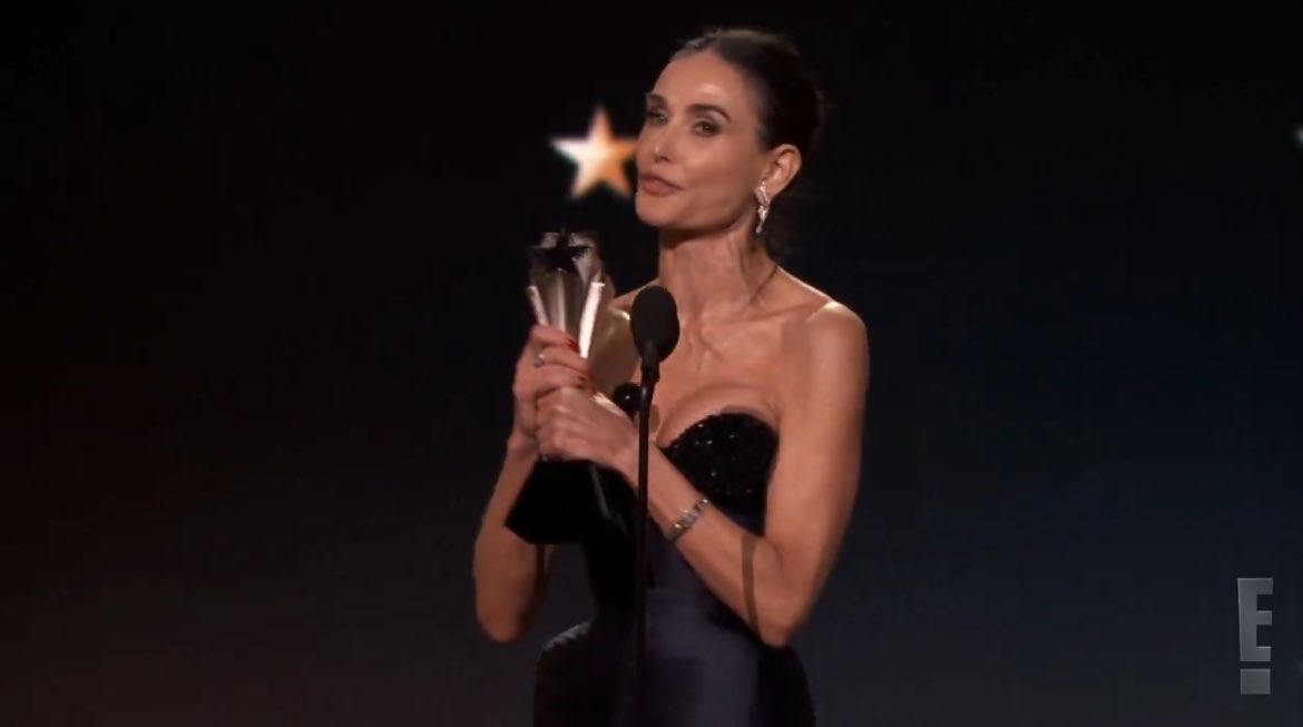 oi_medio's tweet photo. El discurso de Demi Moore en los Critics Choice Awards:

"Para cualquiera que todavía esté en su viaje, que todavía esté luchando por encontrar su camino. Solo porque no haya sucedido no significa que no pase, así que sigue adelante y recuerda que los sueños se hacen realidad". https://t.co/Qj3pcymHWP