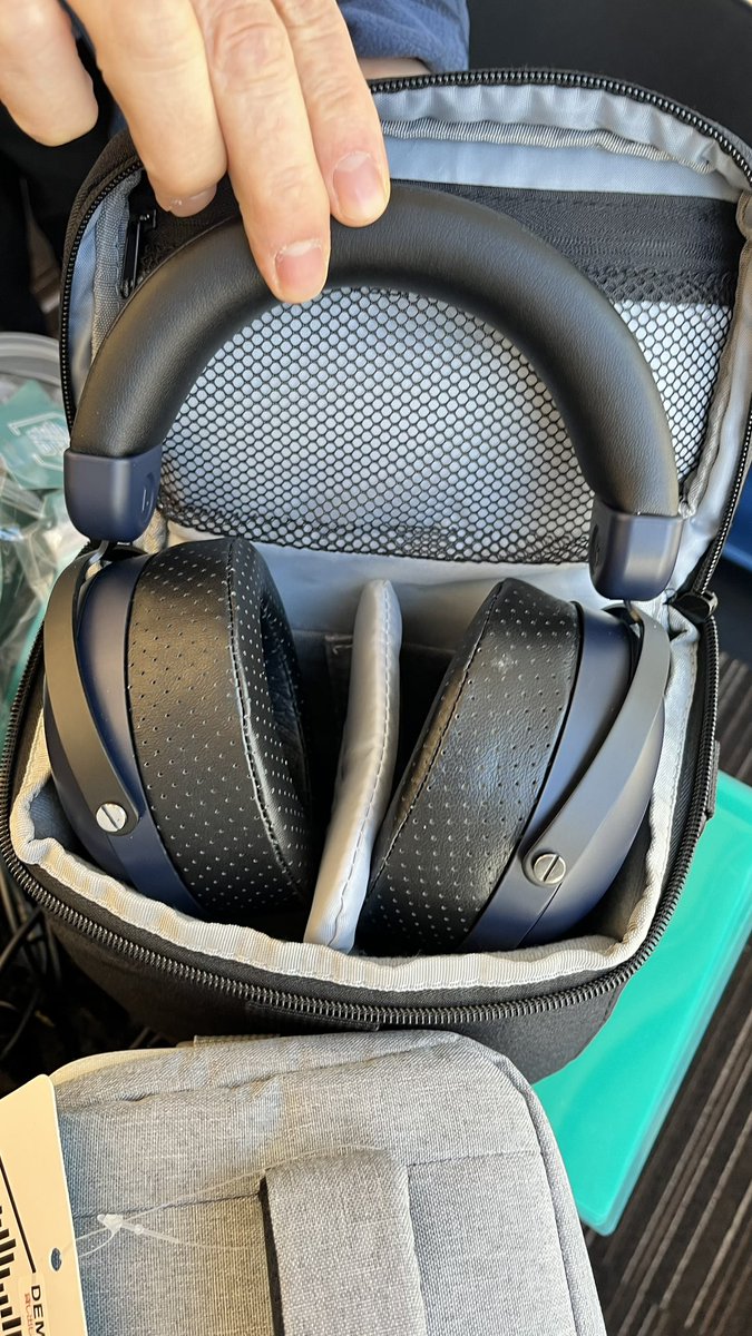 ikarimasumi's tweet photo. DEKONIのヘッドホンケース、結構大きいヘッドホンでも入りそう
ちょっと遠いけど調布のビックカメラにはサンプルあるらしいから試せるとのこと
#ヘッドフォン祭
#dekoni https://t.co/4GL8f2ShMB