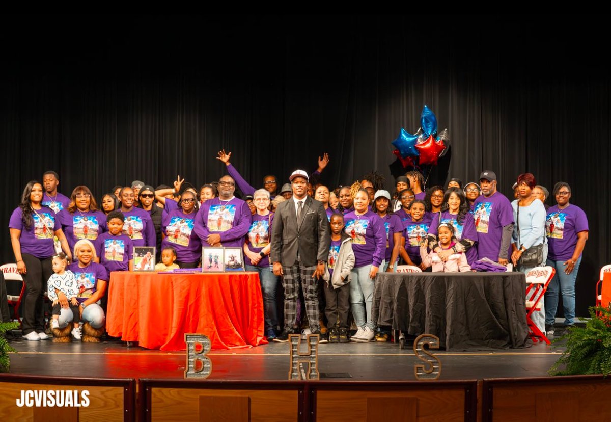 JonquaviousR36's tweet photo. Signing Day Went Great As You Can See 🙏🏾 Just A Blessing To Be Able To Take Something I Love To The Next Level❤️ BALDWIN HIGH SCHOOL “Q Russell” CHECKING OUT📈 ONCE A BRAVE ALWAYS A BRAVE❤️ 🏈 🏠 
#BIB❤️🦾
#MilesCollege 💜🐻
#GoldenBear 🐻
@georgiadeac10 @CoachE205 @BIBaldwinFB https://t.co/oVyiNrU0hp