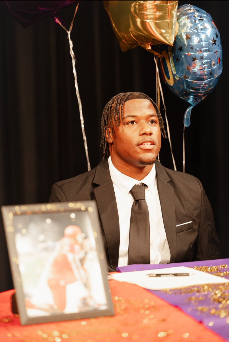 JonquaviousR36's tweet photo. Signing Day Went Great As You Can See 🙏🏾 Just A Blessing To Be Able To Take Something I Love To The Next Level❤️ BALDWIN HIGH SCHOOL “Q Russell” CHECKING OUT📈 ONCE A BRAVE ALWAYS A BRAVE❤️ 🏈 🏠 
#BIB❤️🦾
#MilesCollege 💜🐻
#GoldenBear 🐻
@georgiadeac10 @CoachE205 @BIBaldwinFB https://t.co/oVyiNrU0hp