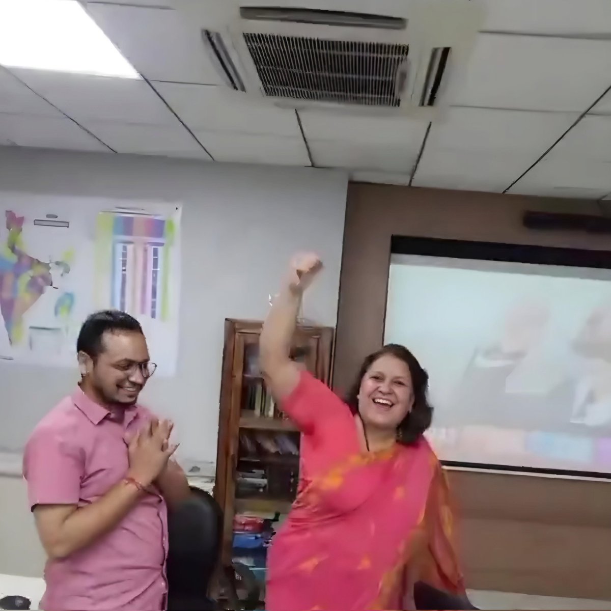 GaurangBhardwa1's tweet image. 70 सीटों में से 1 सीट पर आगे चल रहे है 🤣
#DelhiElectionResults