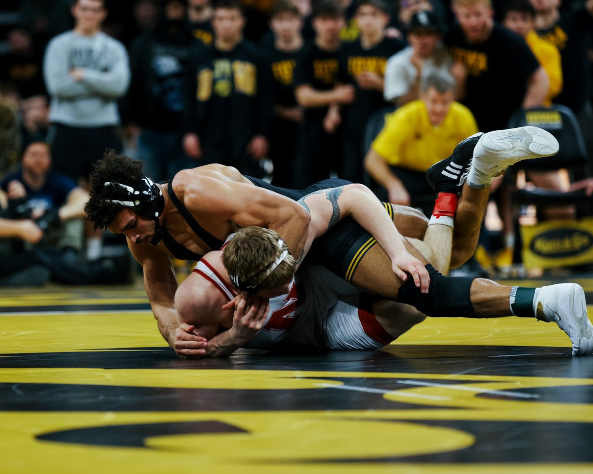 STUCK!!!!! 

197 – #1 Stephen Buchanan (I) pinned #20 Camden McDanel (N), 6:52

#7 Nebraska 16, #2 Iowa 15

#Hawkeyes